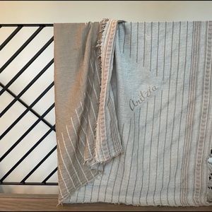 NWOT EXCLUSIVE Aritzia Blanket scarf